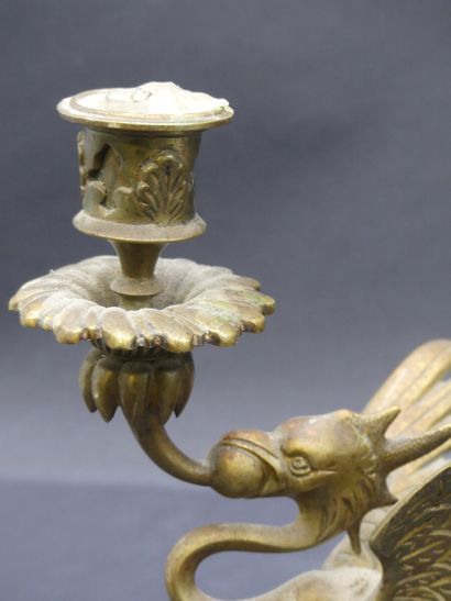 PAIRE DE BOUGEOIRS Paire de bougeoirs en bronze en forme de dragon. Hauteur : 20...