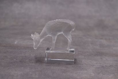 LALIQUE FRANCE LALIQUE France. Biche en cristal moulé en partie dépoli représentant...