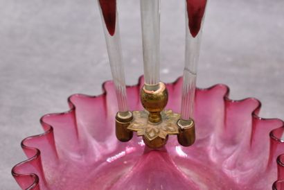 null Tulipière en verre irisé à 3 cornets. Hauteur : 47 cm