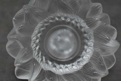 null LALIQUE France. Horloge de table en cristal moulé pressé forme de fleur. Diamètre...
