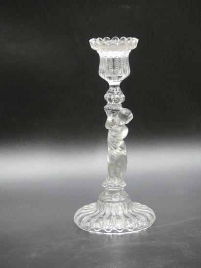 Bougeoir. Dans le goût de BACCARAT. Bougeoir en cristal moulé à décor d'enfant. Hauteur...