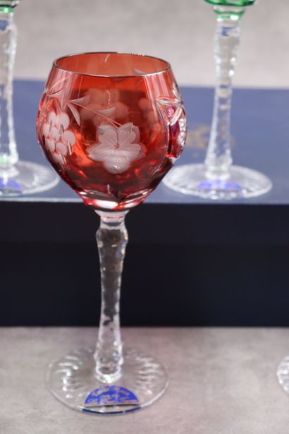 Les trois toques Les trois toques. Suite de six verres à vin en cristal taillés colorés...