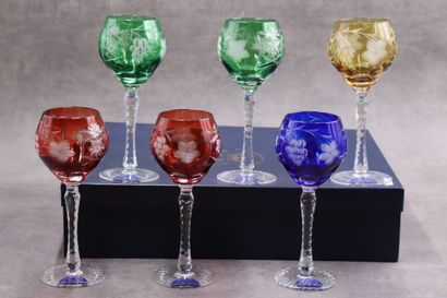 Les trois toques Les trois toques. Suite de six verres à vin en cristal taillés colorés...