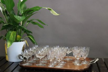 BACCARAT BACCARAT. Service en cristal taillé, comprenant onze verres à porto (h:...