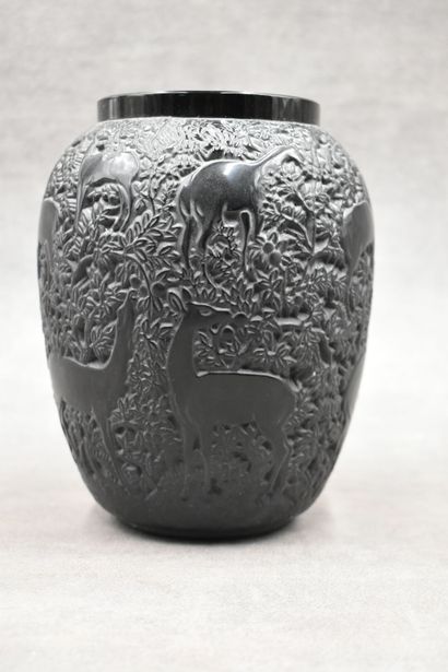 null LALIQUE FRANCE. Vase « Biches ». Épreuve en cristal noir soufflé moulé satiné...