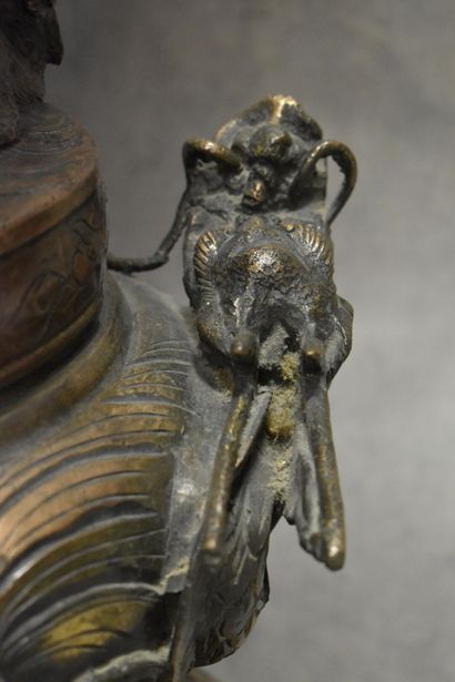 null JAPON. Paire de vases en bronze à patine brune à décor de volatiles et de dragons....