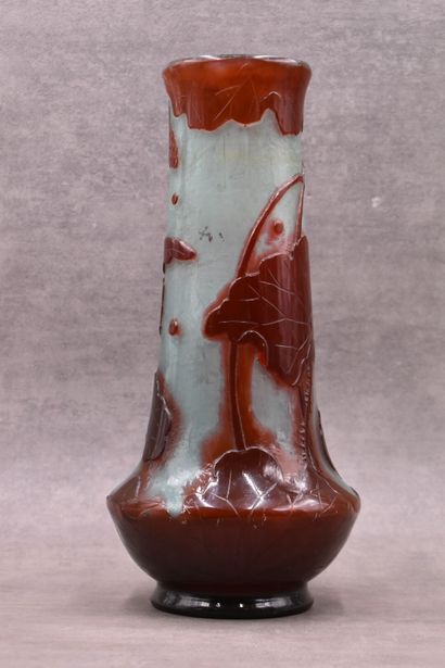 null Émile GALLE (1846-1904). Vase tubulaire à col conique et base renflée sur petit...