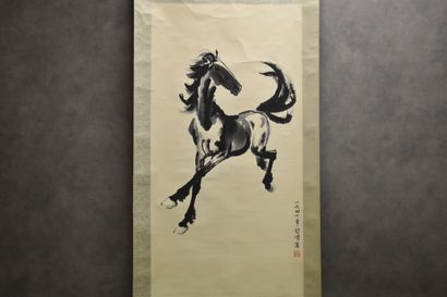 XU BEIHONG XU Beihong (1895-1953) (dans le goût de). Cheval, encre sur rouleau. Inscriptions...
