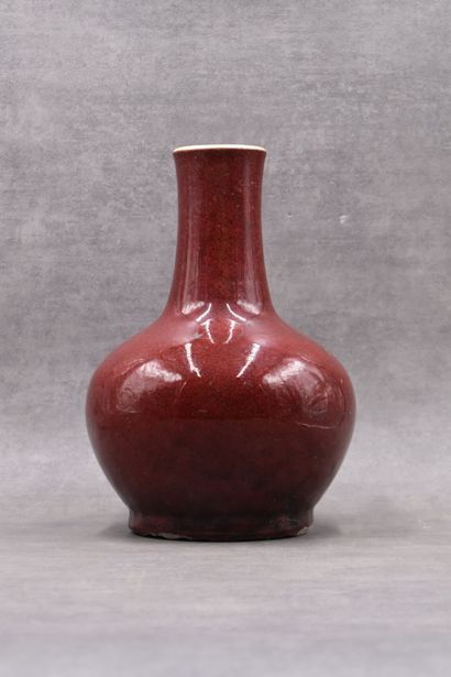 null CHINE. Vase en porcelaine sang de boeuf. Hauteur : 33,5 cm.