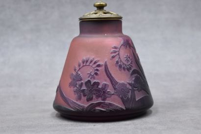 null ETABLISSEMENTS GALLE (1904-1936). Vase conique épaulé et col annulaire sur petit...