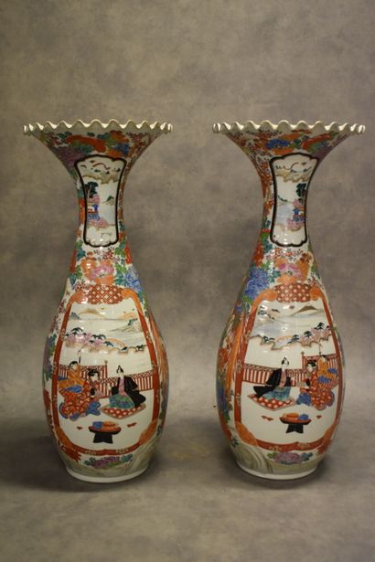 null JAPON. Paire de vases en porcelaine à décor polychrome de scènes de personnages,...