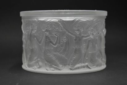 RENE LALIQUE (1860-1945). René LALIQUE (1860-1945), Boite ronde « Figurines et voiles...