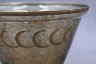 null DAUM, Vase conique sur piédouche en cristal ambré à décor de volutes et de petites...