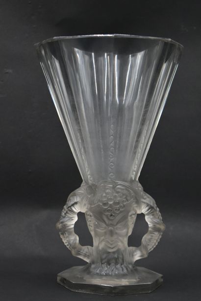 null René LALIQUE (1860-1945). Vase cornet « Faune », modèle créé en 1931. Épreuve...