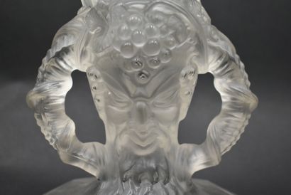 null René LALIQUE (1860-1945). Vase cornet « Faune », modèle créé en 1931. Épreuve...