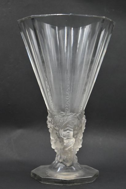 null René LALIQUE (1860-1945). Vase cornet « Faune », modèle créé en 1931. Épreuve...