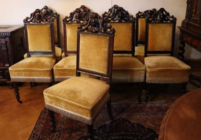null Suite de neuf chaises en noyer mouluré et sculpté. Style Renaissance, XIXème...