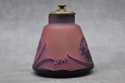 null ETABLISSEMENTS GALLE (1904-1936). Vase conique épaulé et col annulaire sur petit...