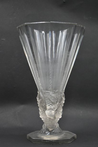 null René LALIQUE (1860-1945). Vase cornet « Faune », modèle créé en 1931. Épreuve...
