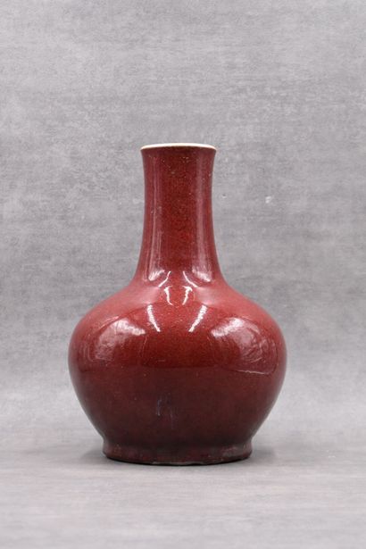null CHINE. Vase en porcelaine sang de boeuf. Hauteur : 33,5 cm.