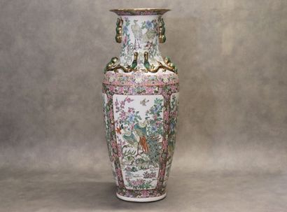 null CHINE. Vase en porcelaine à décor de fleurs et de scènes de volatiles. Marqué...