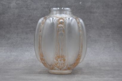 null LALIQUE. Vase « Six figurines et masques », modèle créé en 1912. Épreuve en...