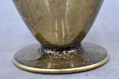 null DAUM, Vase conique sur piédouche en cristal ambré à décor de volutes et de petites...
