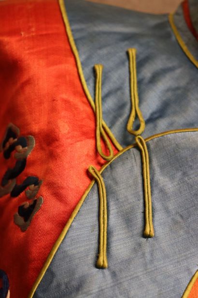 null CHINE. Robe en soie brodée à décor de dragon impérial. Hauteur : 101 cm.