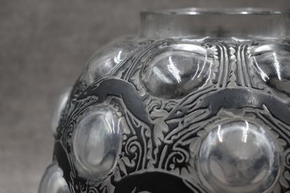 null René LALIQUE. Vase « Antilopes », modèle créé en 1925. Épreuve en verre blanc...