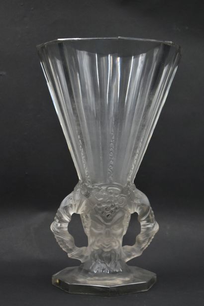 null René LALIQUE (1860-1945). Vase cornet « Faune », modèle créé en 1931. Épreuve...