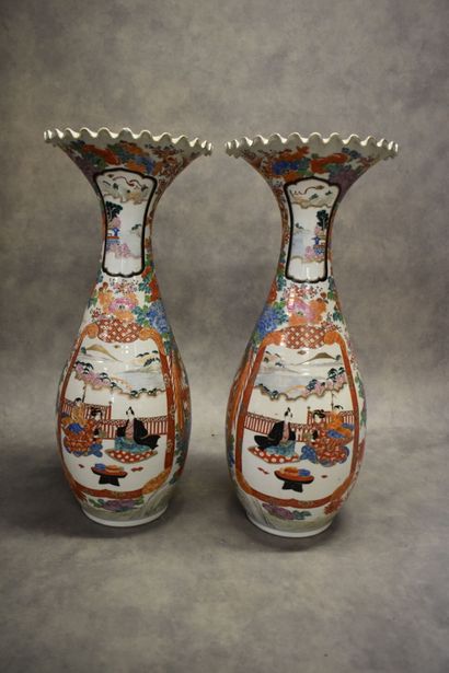 null JAPON. Paire de vases en porcelaine à décor polychrome de scènes de personnages,...