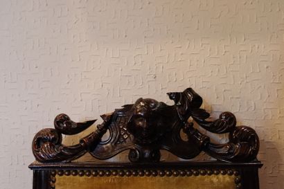 null Suite de neuf chaises en noyer mouluré et sculpté. Style Renaissance, XIXème...