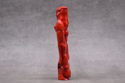 null CHINE. Sage à l'arbre en corail rouge sculpté et teinté. Hauteur : 14,5 cm ...