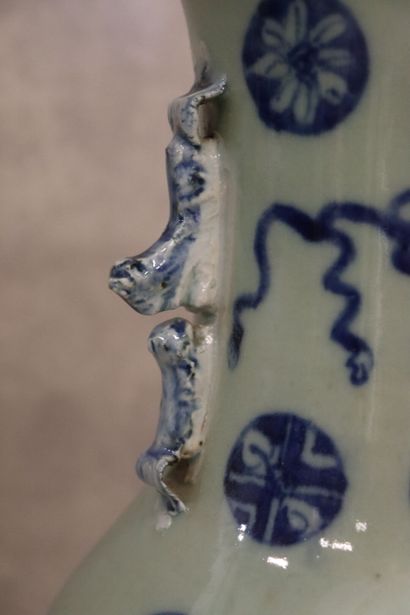 null CHINE. Vase potiche en porcelaine à décor de camaïeu bleu. Monté en lampe non...