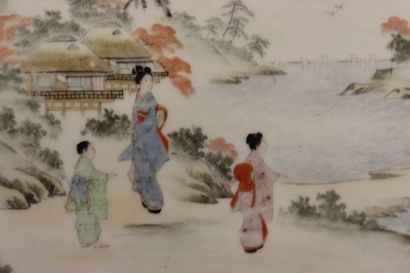 null JAPON. Plaque de porcelaine peinte à décor de geishas. Dimensions: 24.5x30....