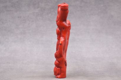 null CHINE. Sage à l'arbre en corail rouge sculpté et teinté. Hauteur : 14,5 cm ...