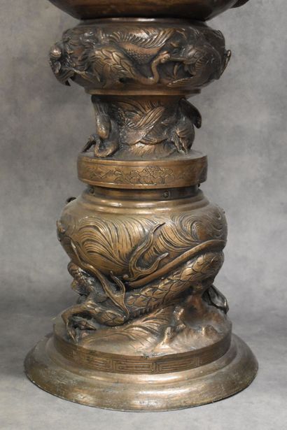 null JAPON. Paire de vases en bronze à patine brune à décor de volatiles et de dragons....