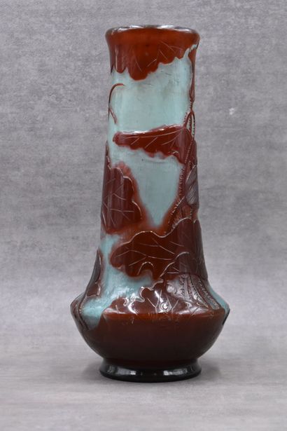 null Émile GALLE (1846-1904). Vase tubulaire à col conique et base renflée sur petit...