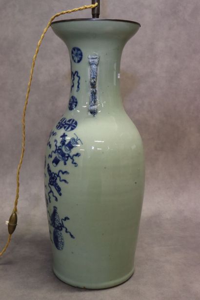 null CHINE. Vase potiche en porcelaine à décor de camaïeu bleu. Monté en lampe non...