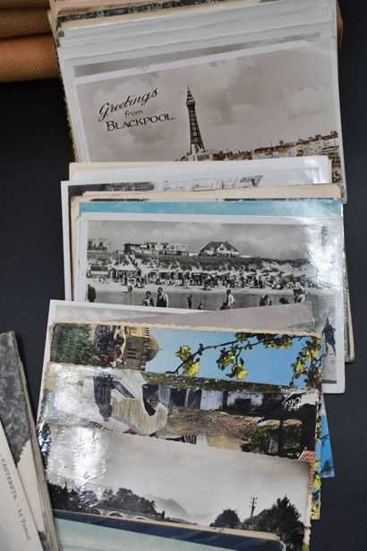 null CARTES POSTALES : Un carton de 11 albums toilés de cartes postales anciennes...