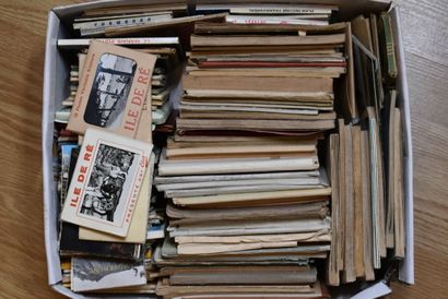 null CARTES POSTALES : Un carton d'environ 100 albums reliés in 32 de vues détachables...