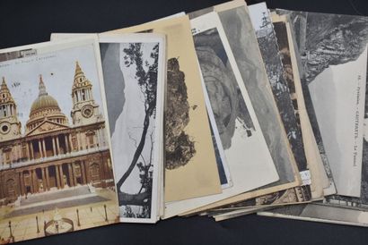 null CARTES POSTALES : Un carton de 11 albums toilés de cartes postales anciennes...
