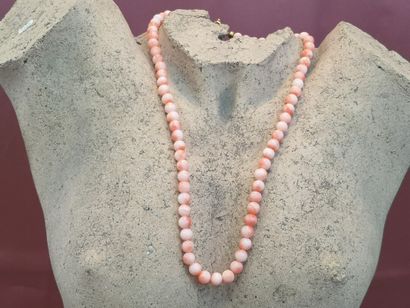 null Collier fantaisie de perles corail diamètre 5.5mm.
