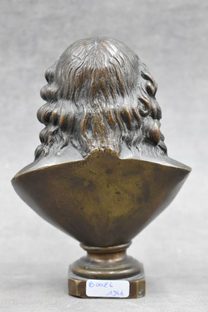 null Jean BULIO (1827-1911). Buste de Voltaire en bronze à patine brune. Signé sous...