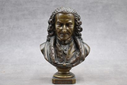 null Jean BULIO (1827-1911). Buste de Voltaire en bronze à patine brune. Signé sous...