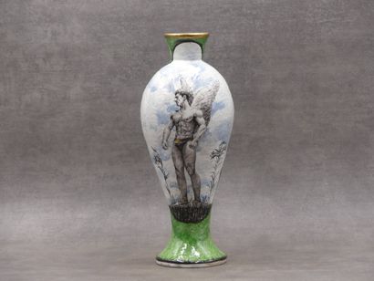 null Vase piédouche en céramique polychrome à décor d'un homme ailé. Hauteur : 38...