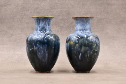 DOULTON Lambeth, vases DOULTON Lambeth. Paire de vase balustre en céramique émaillée....