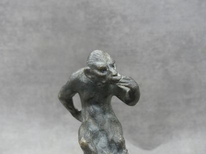 MADY MADY. Mascote en bronze patiné sur une base en marbre. Hauteur : 16 cm