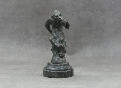 MADY MADY. Mascote en bronze patiné sur une base en marbre. Hauteur : 16 cm