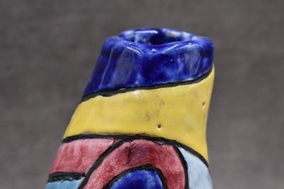 null Vase en céramique à décor polychrome représentant une clé de sol. Marque Z sous...
